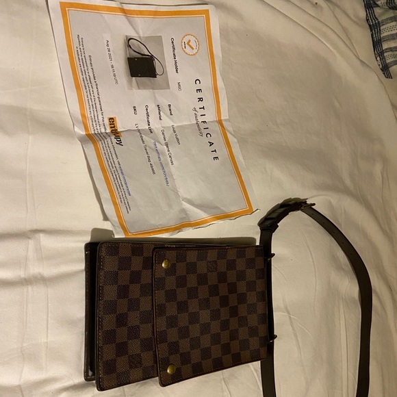 Lv over the shoulder bag practically brand new - Picture 1 of 3